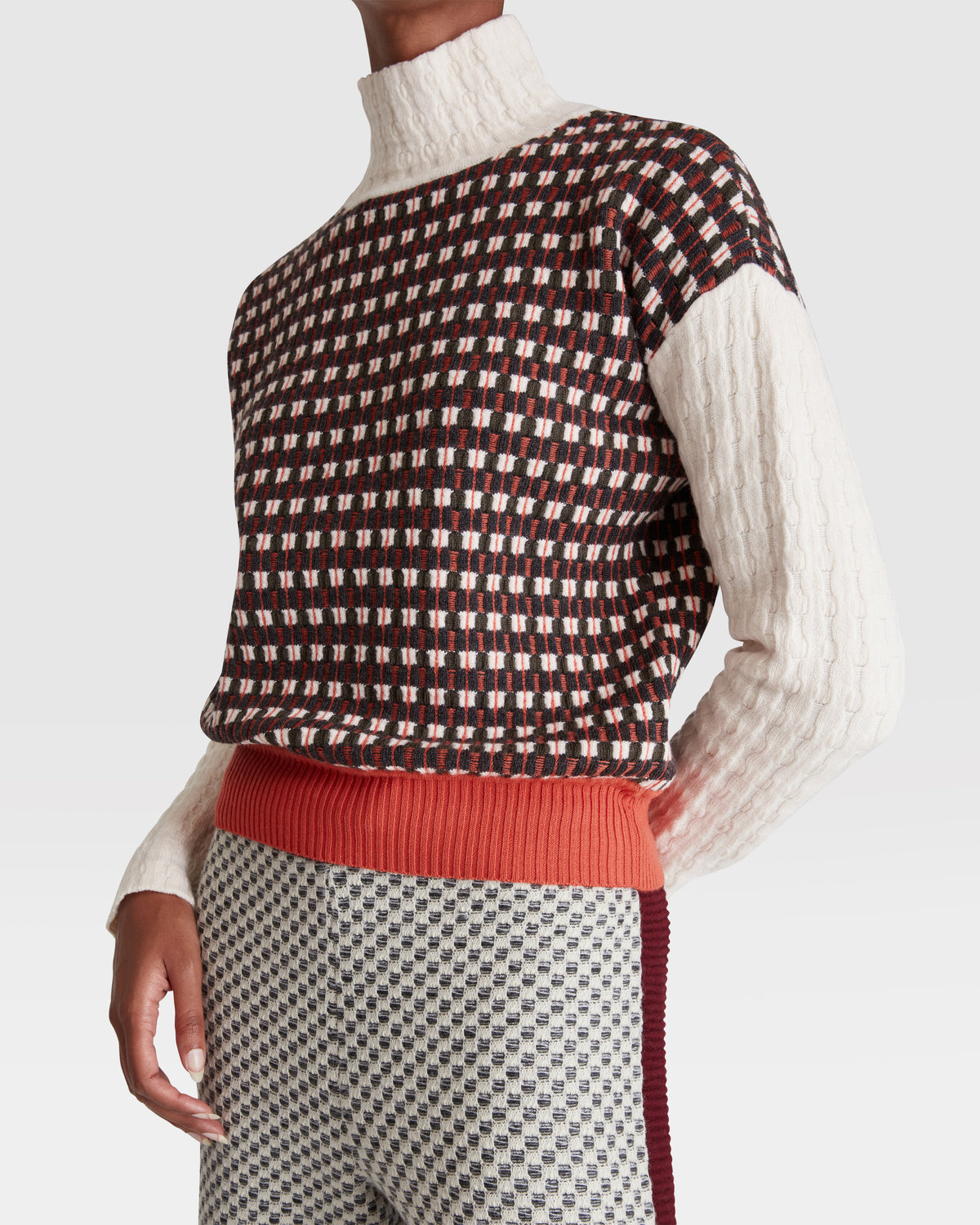 GRAPHIC TURTLENECK SWEATER